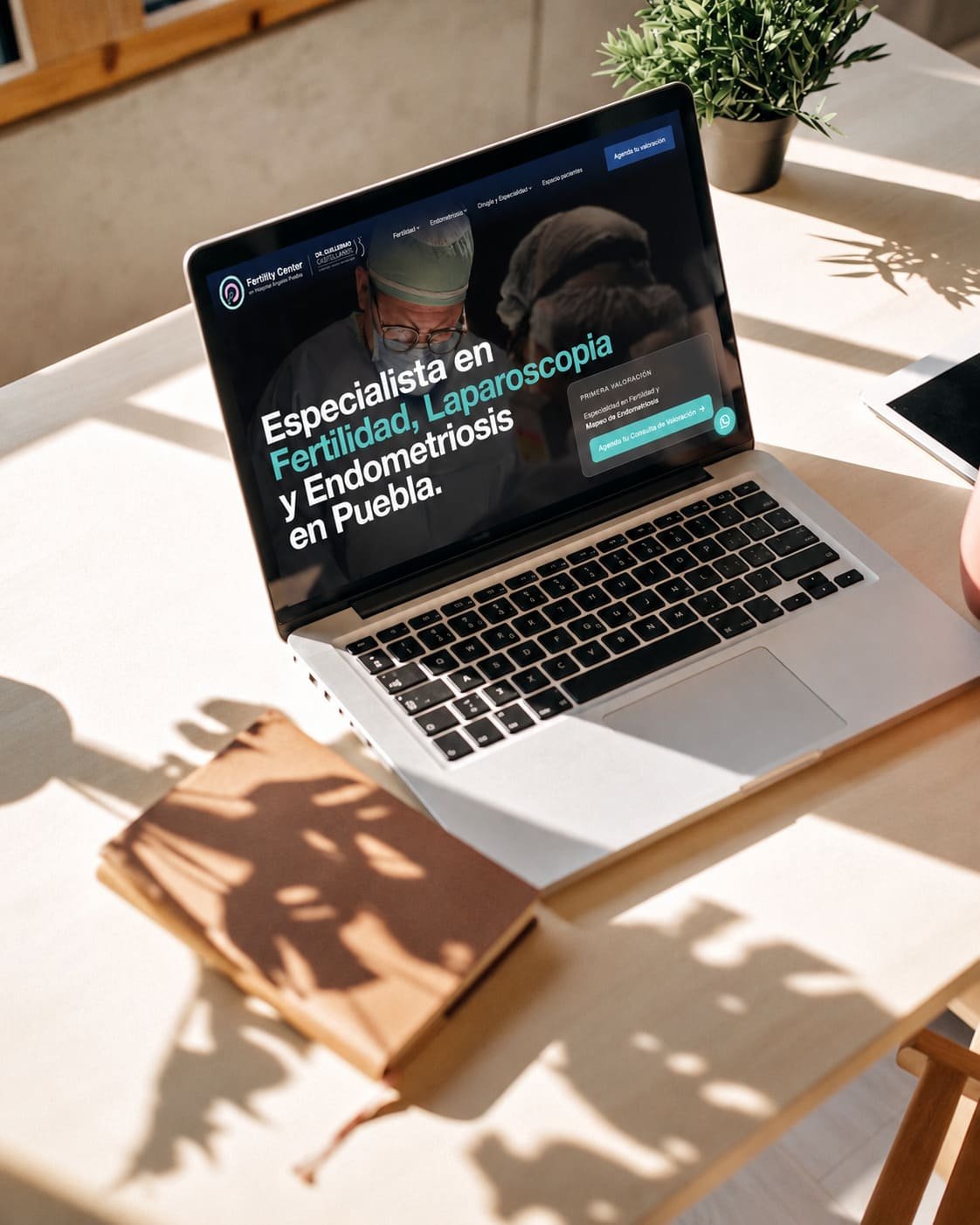 Sitio web del Dr. Guillermo Castellanos, especialista en fertilidad y endometriosis en Puebla, en una laptop sobre un escritorio